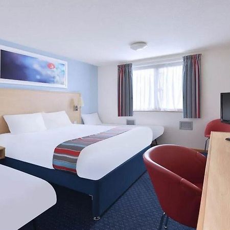 Travelodge Озуъстри Екстериор снимка