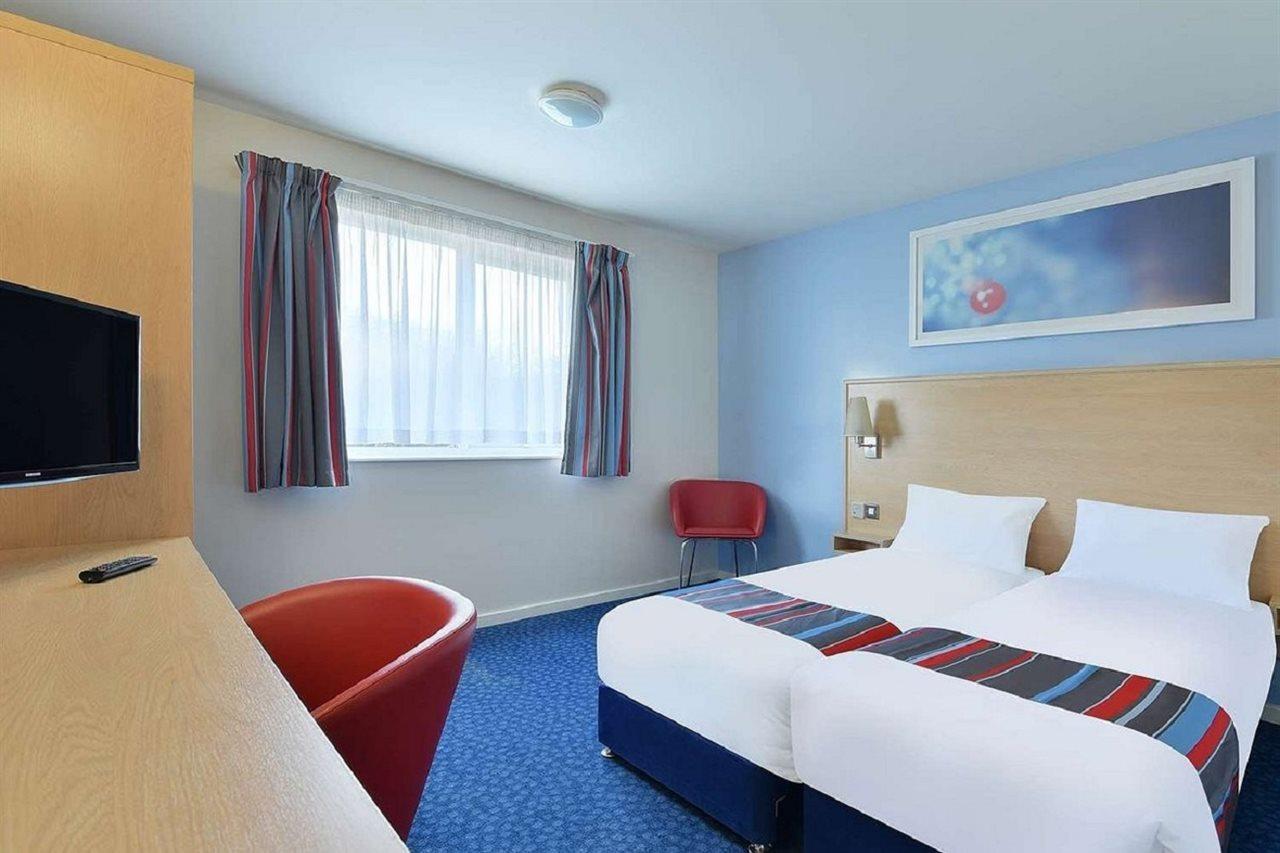Travelodge Озуъстри Екстериор снимка