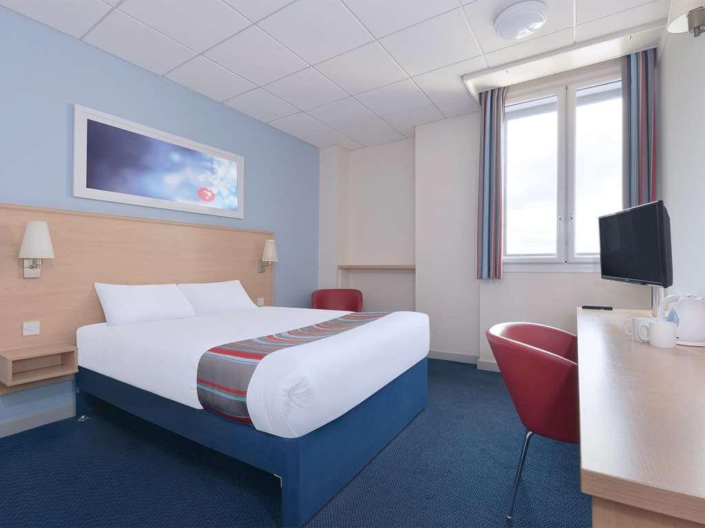 Travelodge Озуъстри Стая снимка