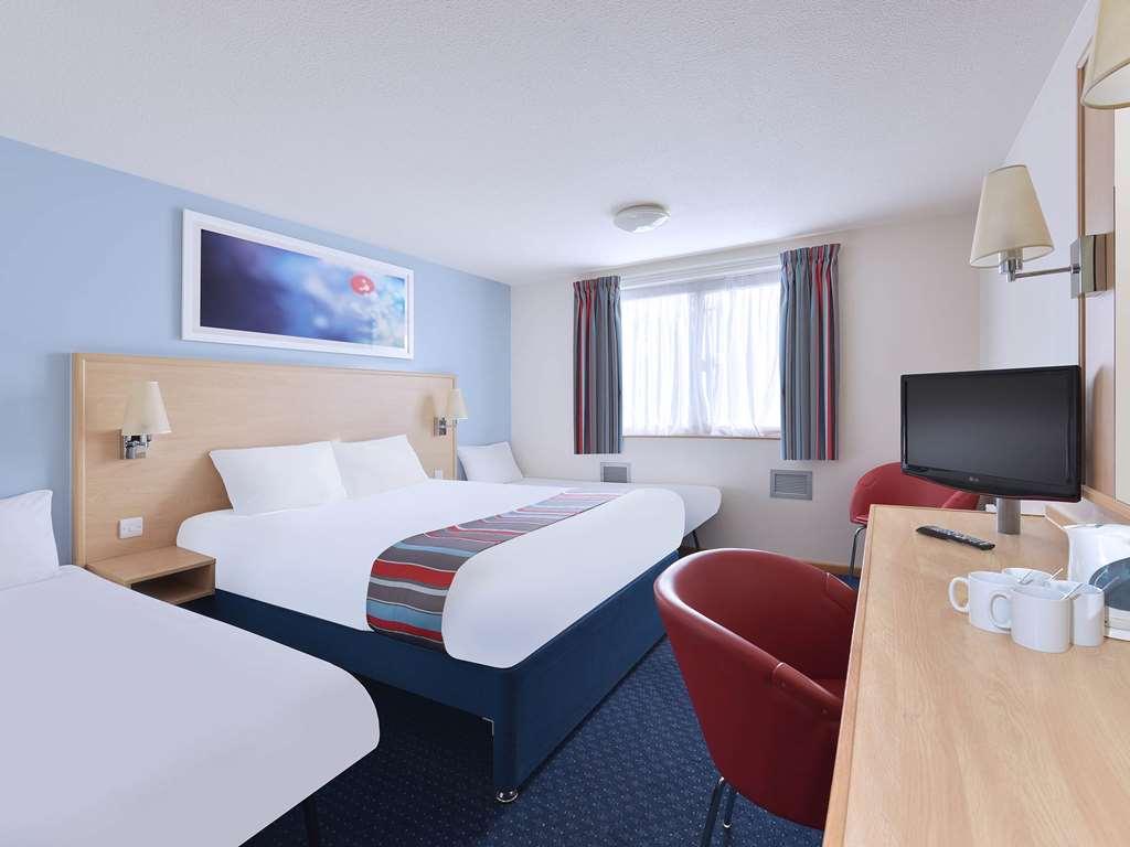 Travelodge Озуъстри Стая снимка