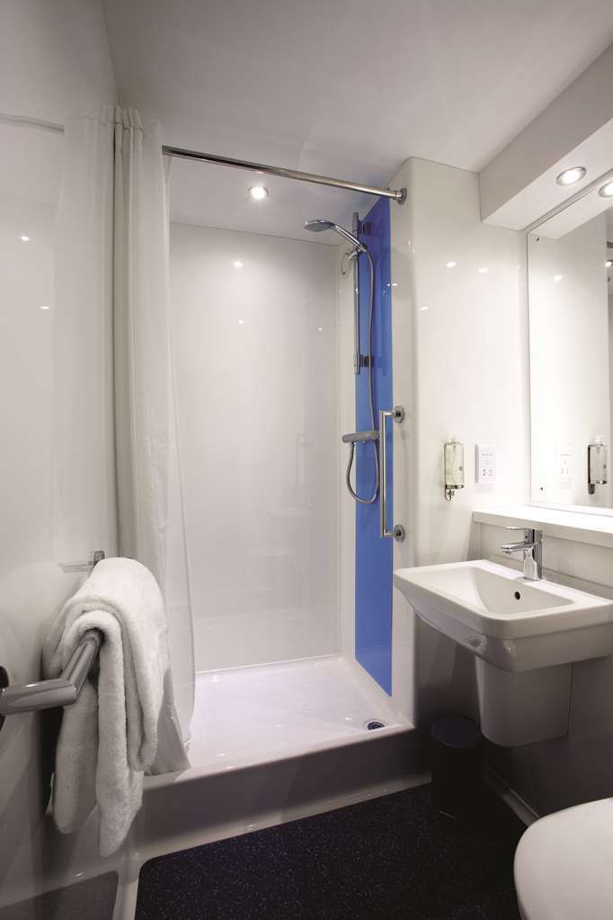 Travelodge Озуъстри Стая снимка